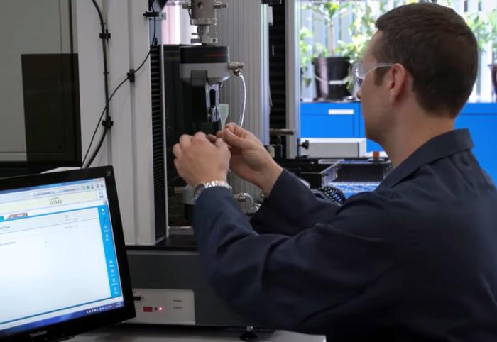 Anwendungstechniker von Dymax arbeitet im Labor